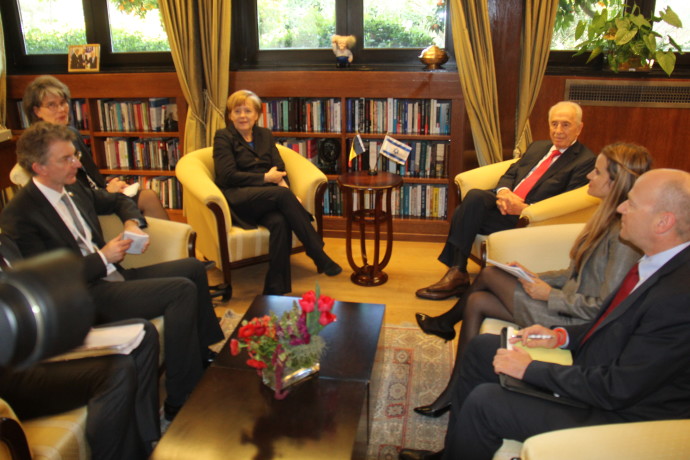 Angela Merkel, Shimon Peres and advisors (Credit: GPO)