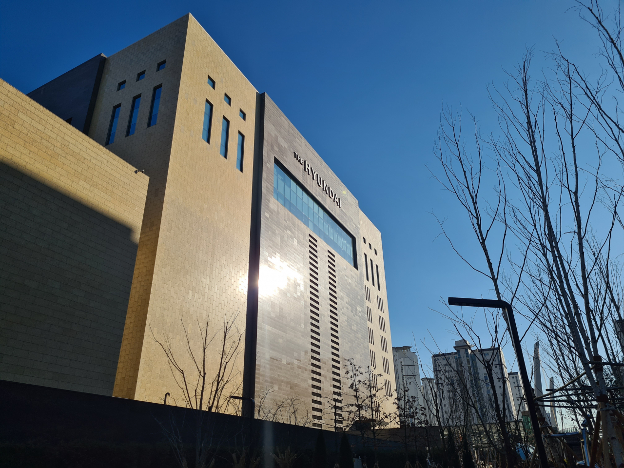 With a floor area larger than two soccer fields combined, the 10-story Pangyo Hyundai Department Store in Bundang-gu, Seongnam, Gyeonggi Province, looks like a giant gift box. (Kim So-hyun /The Korea Herald)