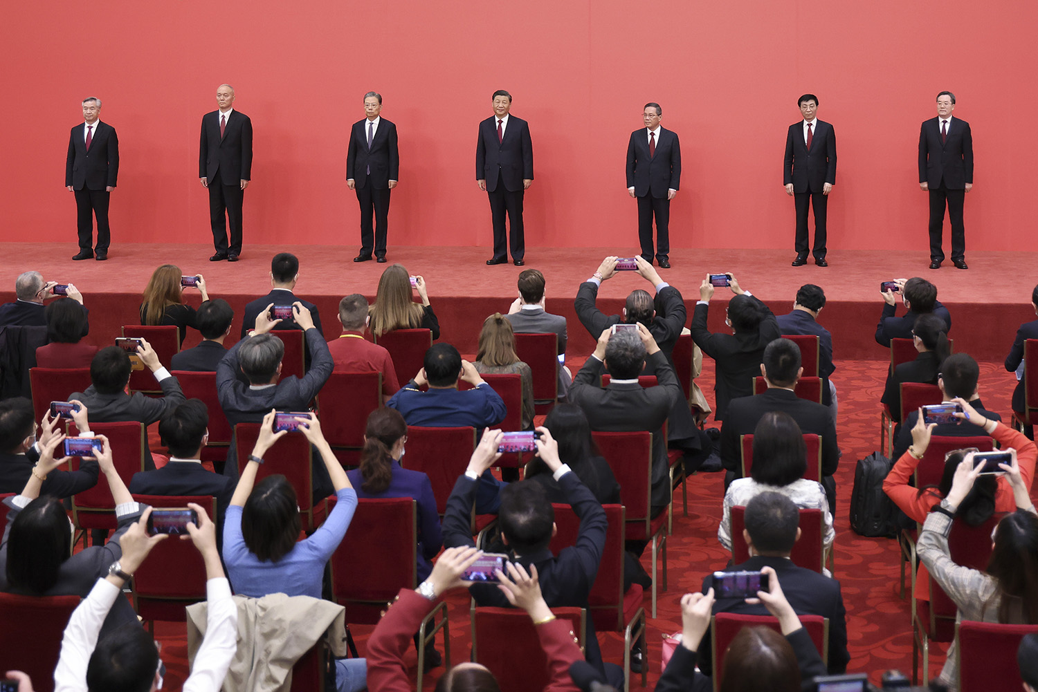 From left: Li Xi, Cai Qi, Zhao Leji, President Xi ,Li Qiang, Wang Huning, and Ding Xuexiang attend the meeting between members of the standing committee of the Political Bureau of the 20th CPC Central Committee and Chinese and foreign journalists in Beijing on Oct. 23.