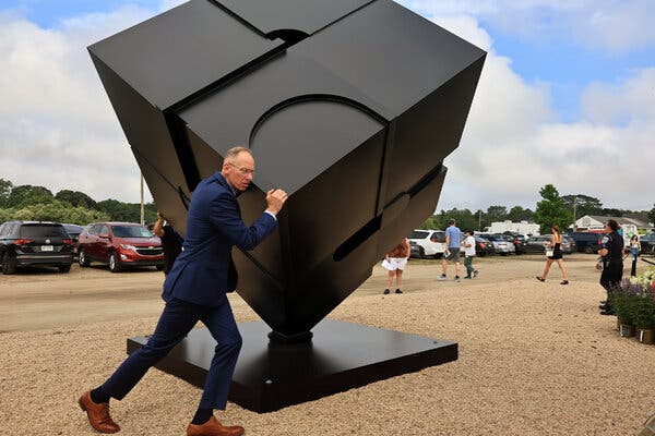 After a Beach Weekend, the Astor Place Cube Comes Home